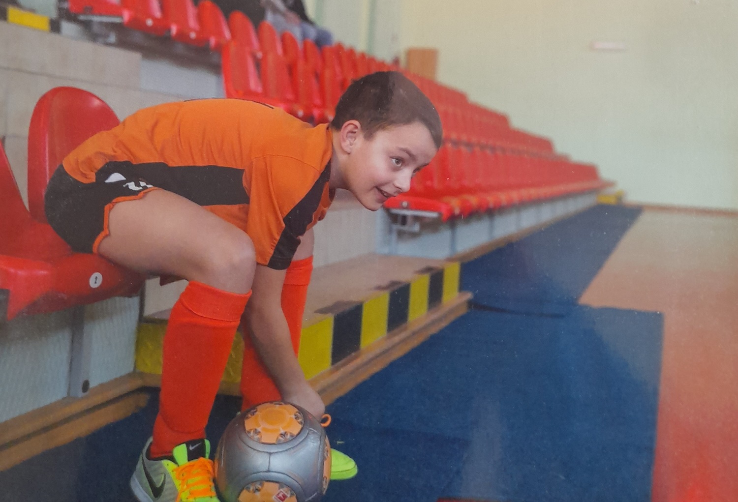 Mladý futbalista pripravený na hru