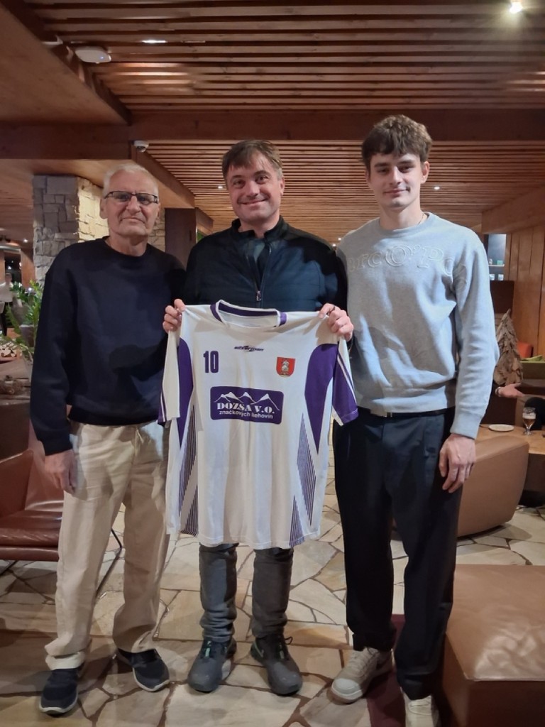 Spoločná fotografia pri prezentácii futbalového dresu s číslom 10.