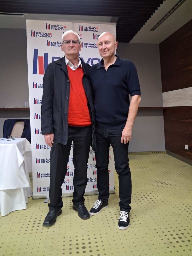 Spoločná fotografia dvoch mužov pred panelom Právo na pravdu.
