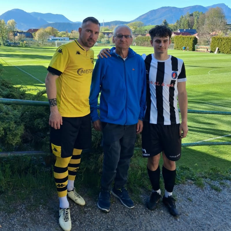 Ľuboš Chovan s futbalistami na futbalovom ihrisku