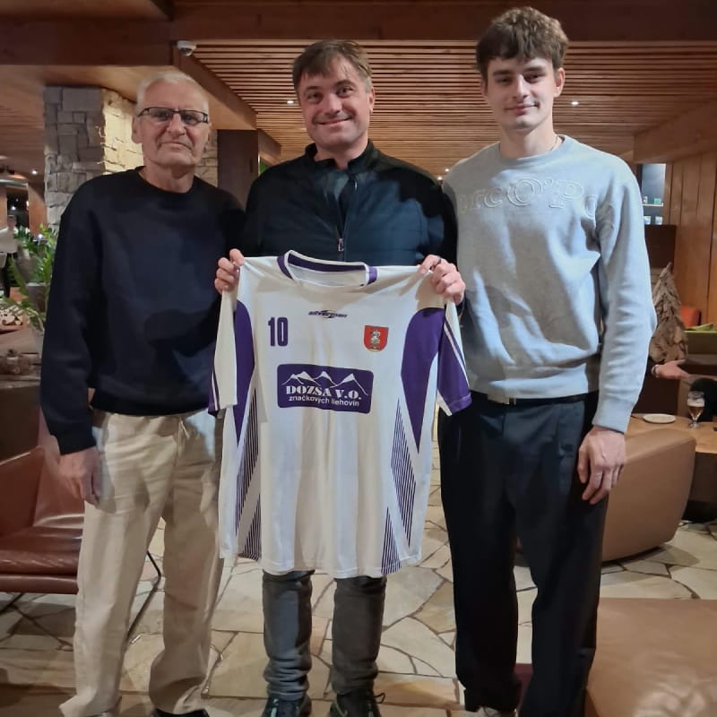 Ľuboš Chovan s futbalovým dresom počas prezentácie tímu