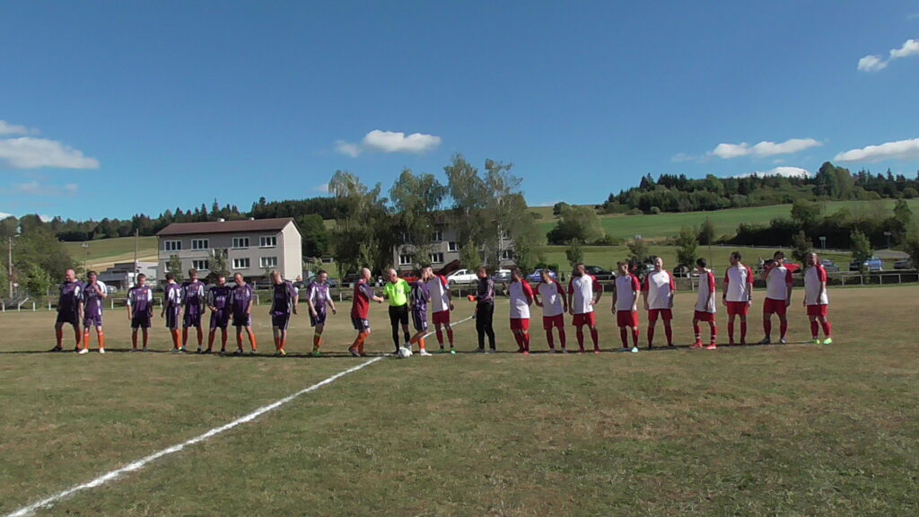 Futbalisti počas zápasu v 9. lige